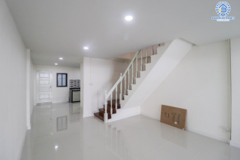 *****ทาวน์เฮ้าส์มือสองนนทบุรี ราคาพิเศษ! ม.เพชรเกษร ติวานนท์45 บ้านสวย พร้อมอยู่ เนื้อที่ 19 ตร.ว. ฟังก์ชั่น 2 ห้องนอน 2 ห้องน้ำ ต่อเติมครัว+โรงรถ มีเคาน์เตอร์ครัว บนทำเลดีที่สุด! เดินทางสะดวก ใกล้เซ็นทรัลรัตนาธิเบศร์ , เอสพลานาด แคราย และรถไฟฟ้าสายสีชมพู สถานีสามัคคี!